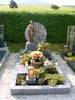 Anlage aus Orion Granit mit Bronzemadonna und Bronzeschrift